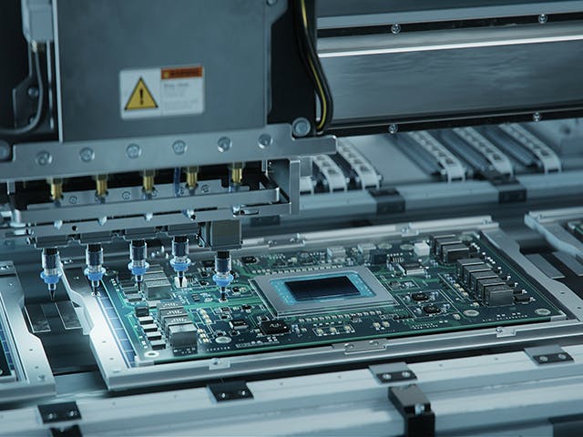 Eine bestückte Leiterplatte (PCB), die die Box-Build-Produktion einleitet

