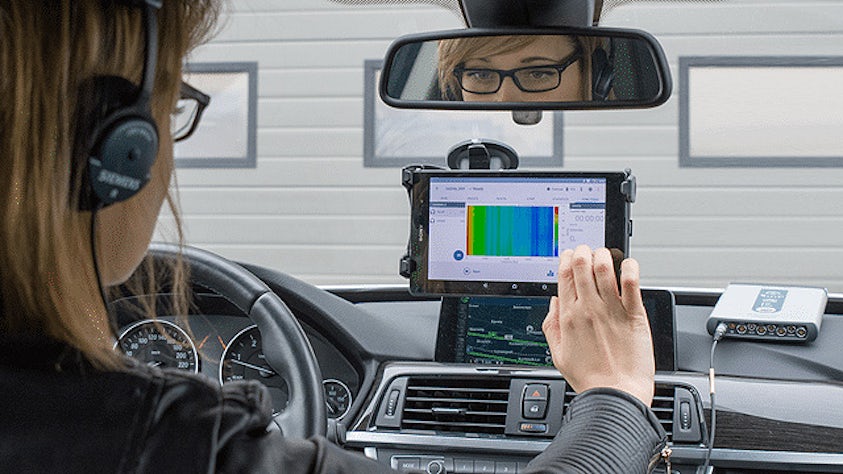 자동차에서 Simcenter 도구를 사용하여 운영 NVH 테스트를 수행하고 있는 엔지니어.