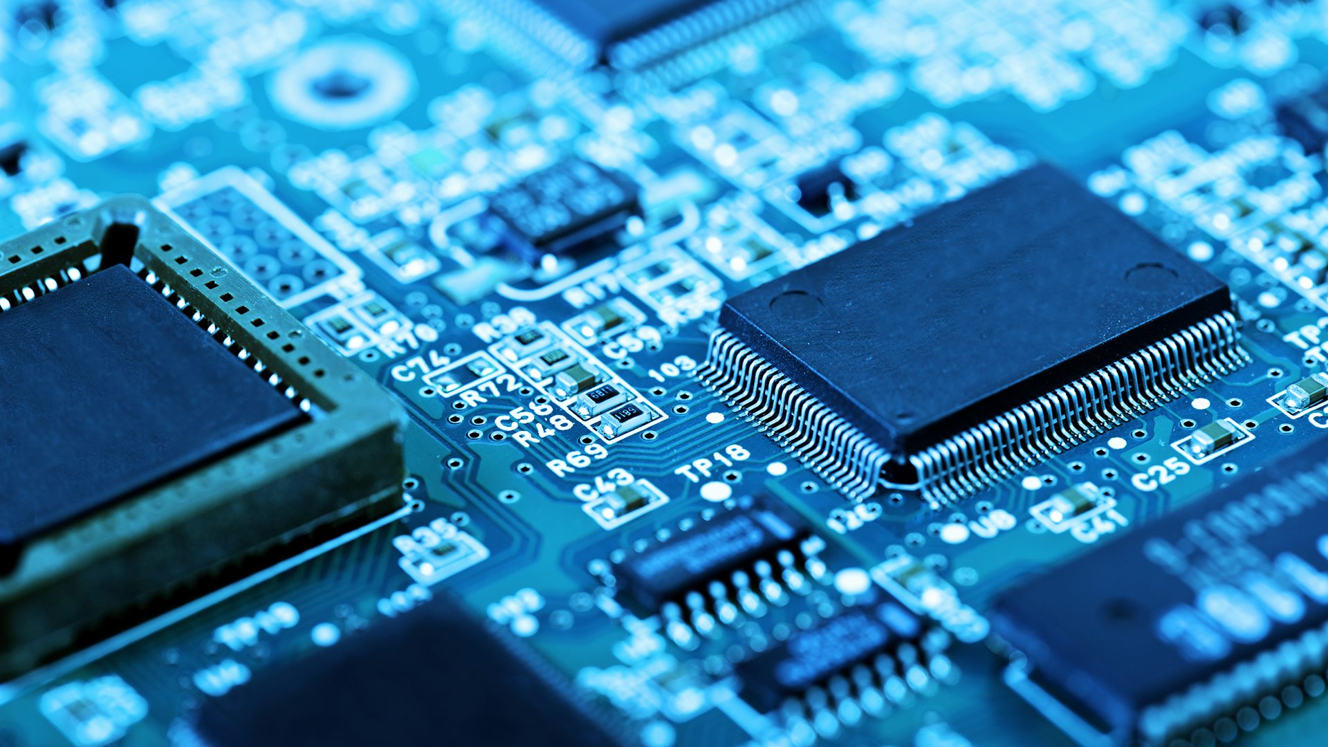 Primo piano di un chip che ospita il software Siemens Embedded.