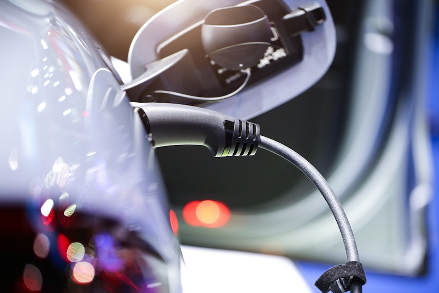 An ein Elektroauto angeschlossenes Ladegerät