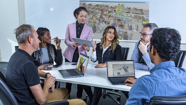 Ingenieure bei der Arbeit mit Simcenter-Software in einer Konferenzbesprechung.