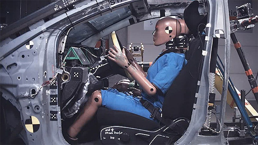 Un maniquí sentado en un coche en el laboratorio de pruebas de Siemens facilita el paso por las pruebas del sistema de retención (desarrollo).