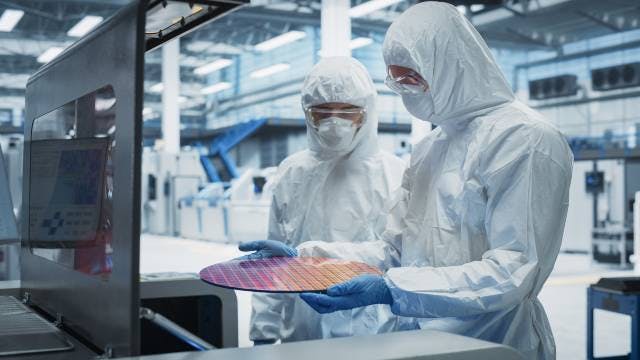 电子工厂半导体生产过程中的两名工程师。