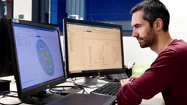 An engineer using Simcenter simulation software.