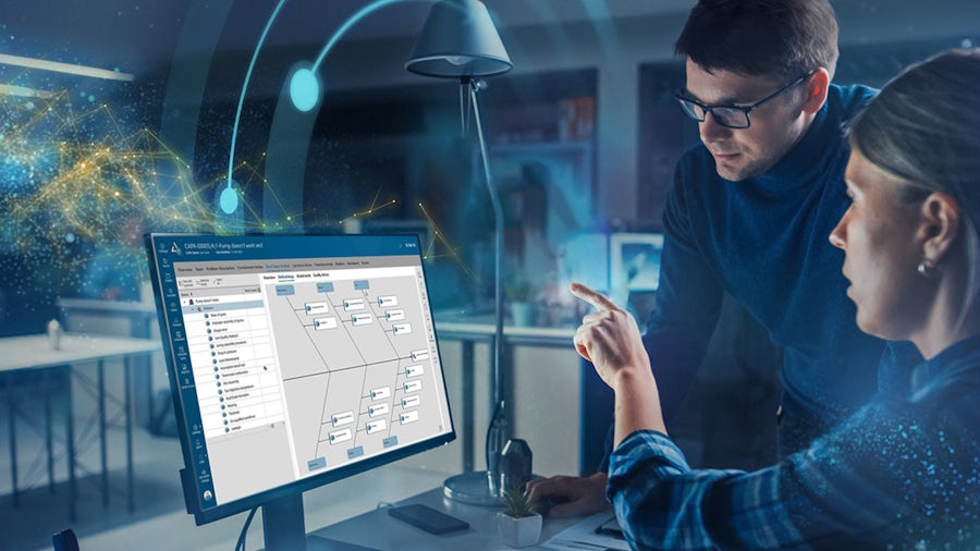 Dos integrantes de un equipo utilizan un ordenador con software digital.